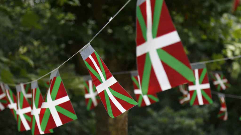 Unas ikurriñas ondean en un parque de Euskadi.