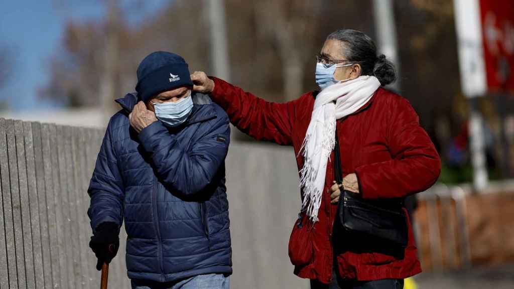 Dos personas utilizando mascarilla/EFE