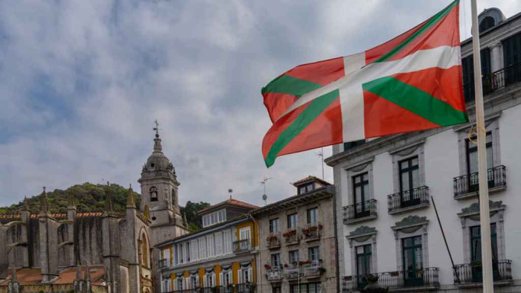 El centro de Lekeitio con la ikurriña.