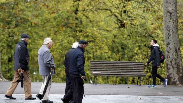 Pensionistas y jubilados pasean en un parque en Bilbao