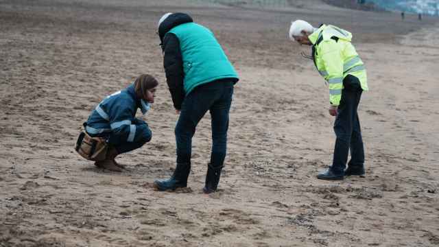 Voluntarios recogen pellets en la playa de La Arena en Muskiz, Vizcaya / Europa Press