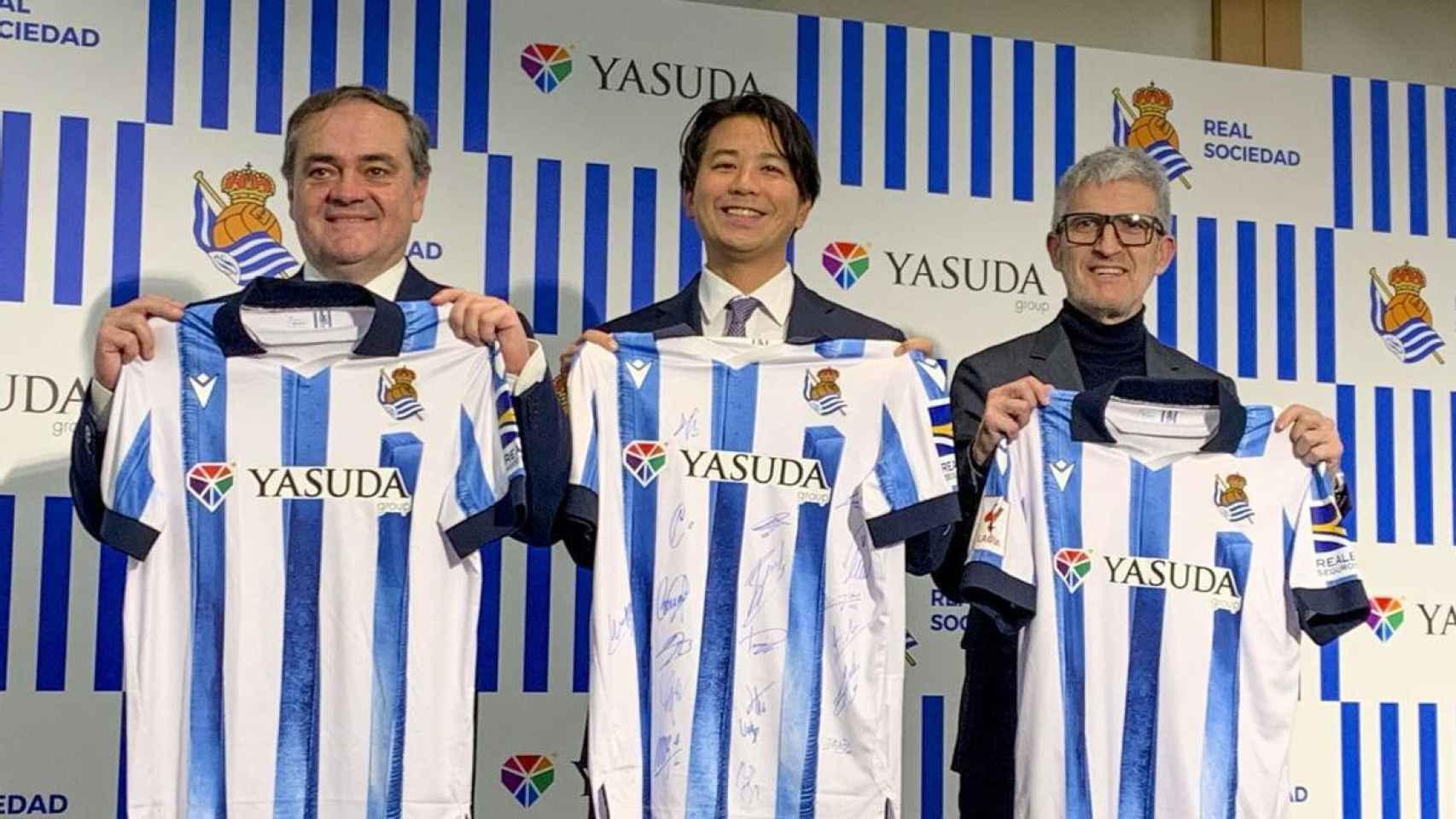 El presidente de la Real, Jokin Aperribay, y el director deportivo, Roberto Olabe, junto al director ejecutivo de Yasuda Group, Keisuke Yasuda