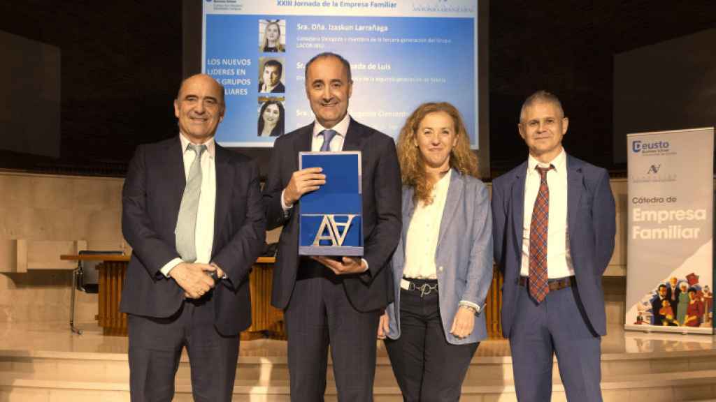 El presidente del grupo Arania, Eric Arana, en el centro, en una entrega de premios