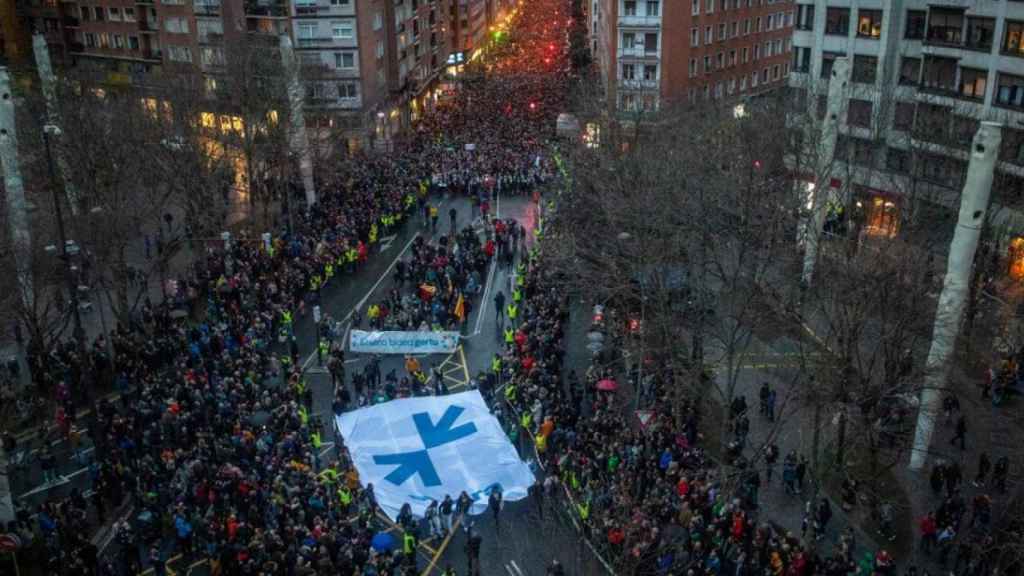 Bildu se suma a la manifestación de Sare en favor de los presos de ETA que ya apoyó Puigdemont / Bildu