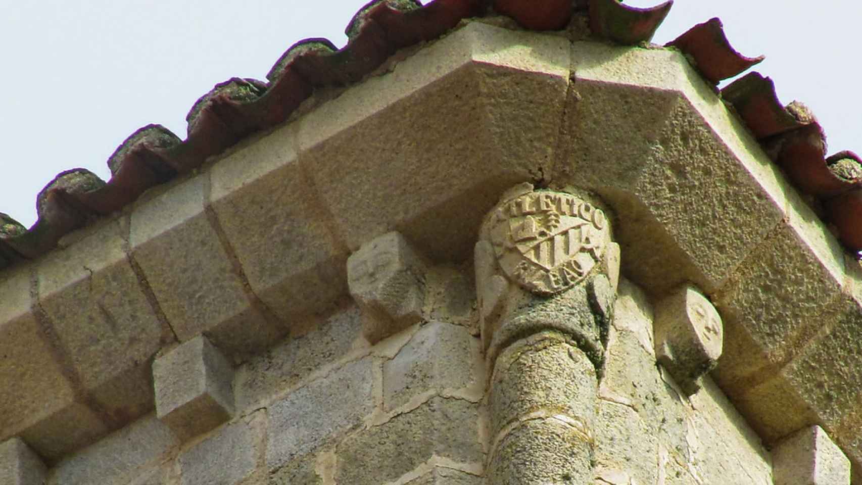 El escudo del Athletic Club de Bilbao en una torre de la iglesia de Trujillo.