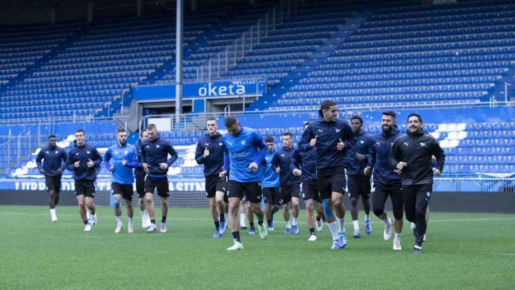 Los jugadores del Deportivo Alavés, durante un entrenamiento en Mendizorroza.