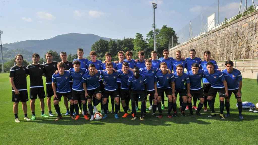 Imanol Alguacil -cuarto por la izquierda en la foto- durante una pretemporada con la Real Sociedad B.