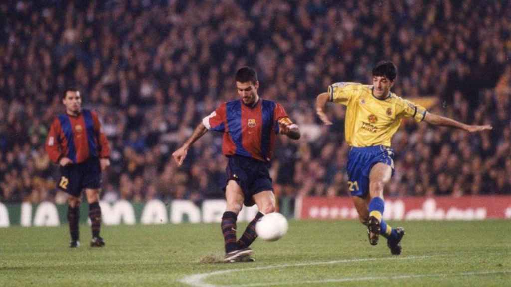 Imanol, en su etapa en el Villarreal, trata de blocar el disparo del jugador del Barcelona, Pep Guardiola.