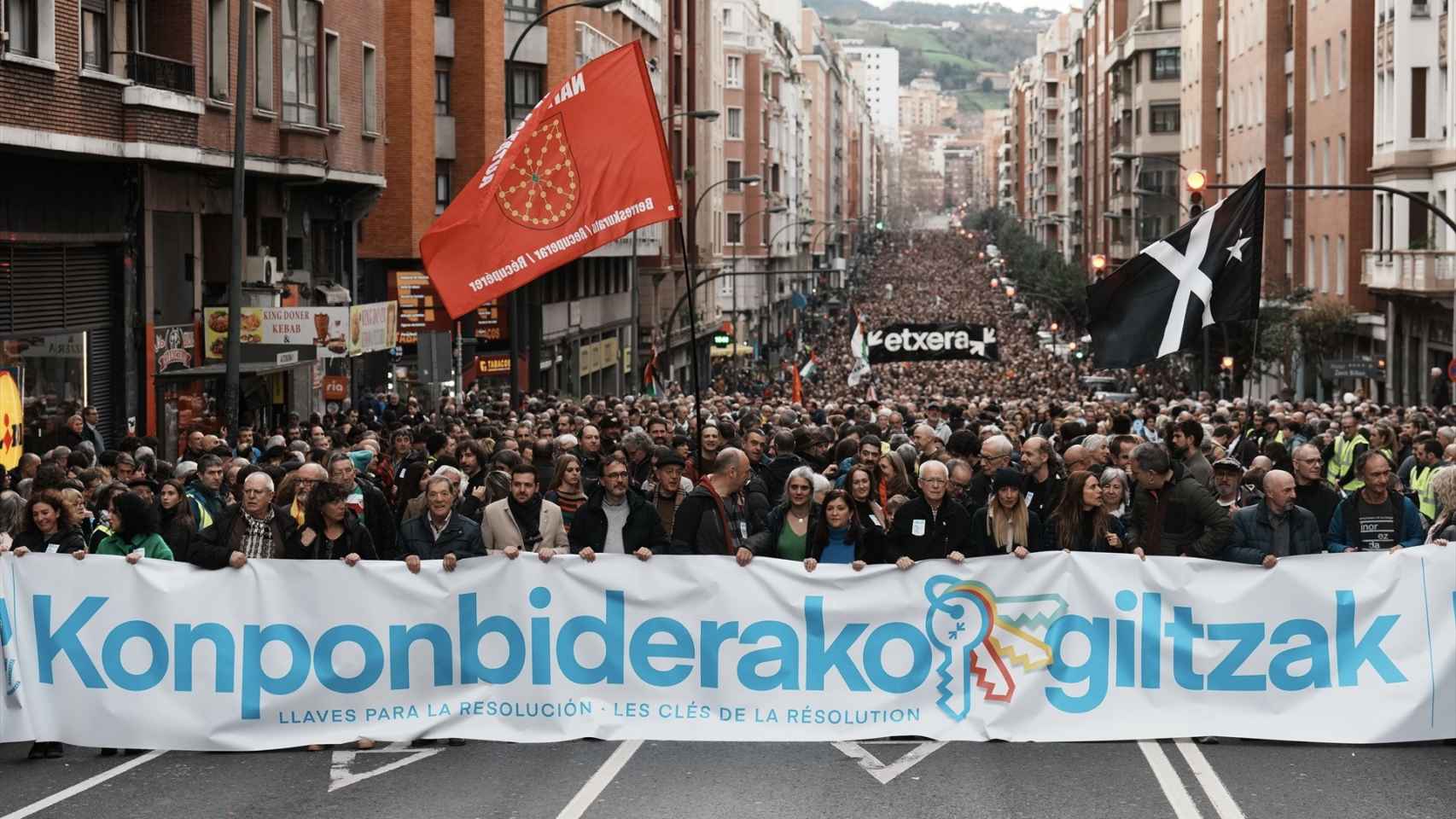 Decenas de miles de manifestantes piden a las instituciones vascas que  faciliten el regreso a casa de presos de ETA