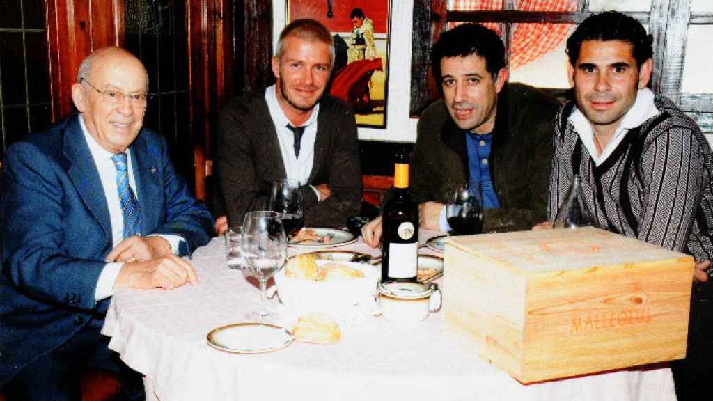 Pedro Ábrego, David Beckham, Javi Coll y Fernando Hierro en el asador vasco