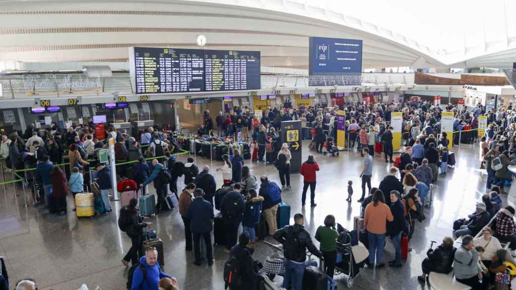 Viajeros hacen cola en la terminal de Bilbao durante la huelga del fin de semana de Reyes / LUIS TEJIDO - EFE