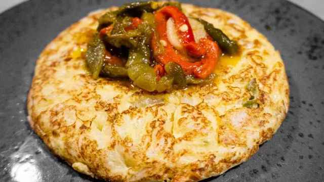 La tortilla de bacalao del restaurante vasco que arrasa en Madrid
