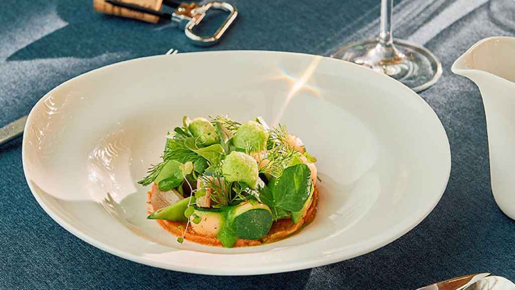 Un plato del restaurante con vistas a todo Madrid.