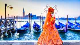 Una mujer se pasea disfrazada en la Plaza de San Marcos por el Carnaval de Venecia.