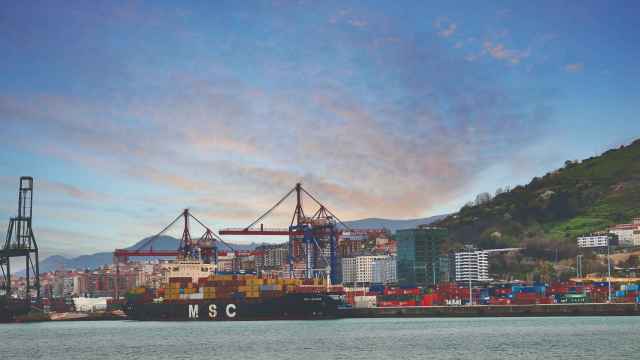 Buque de mercancías en el Puerto de Bilbao / X