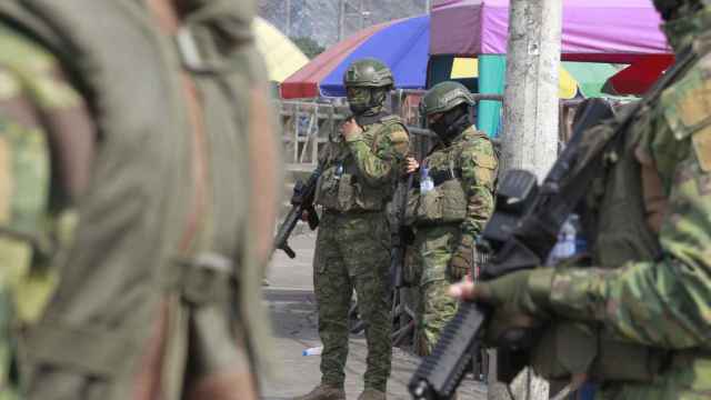Soldados del ejército ecuatoriano vigilan las calles de Guayaquil / CARLOS DURÁN ARAÚJO - EFE