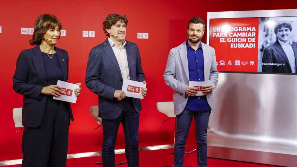 El secretario general del PSE-EE, Eneko Andueza, junto a los miembros de su formación Begoña Gil y Pau Blasi  / LUIS TEJIDO - EFE