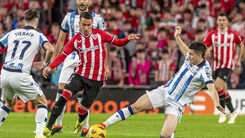 El jugador de la Real, Igor Zubeldia, trata de quitarle la pelota a Álex Berenguer, del Athletic Club.