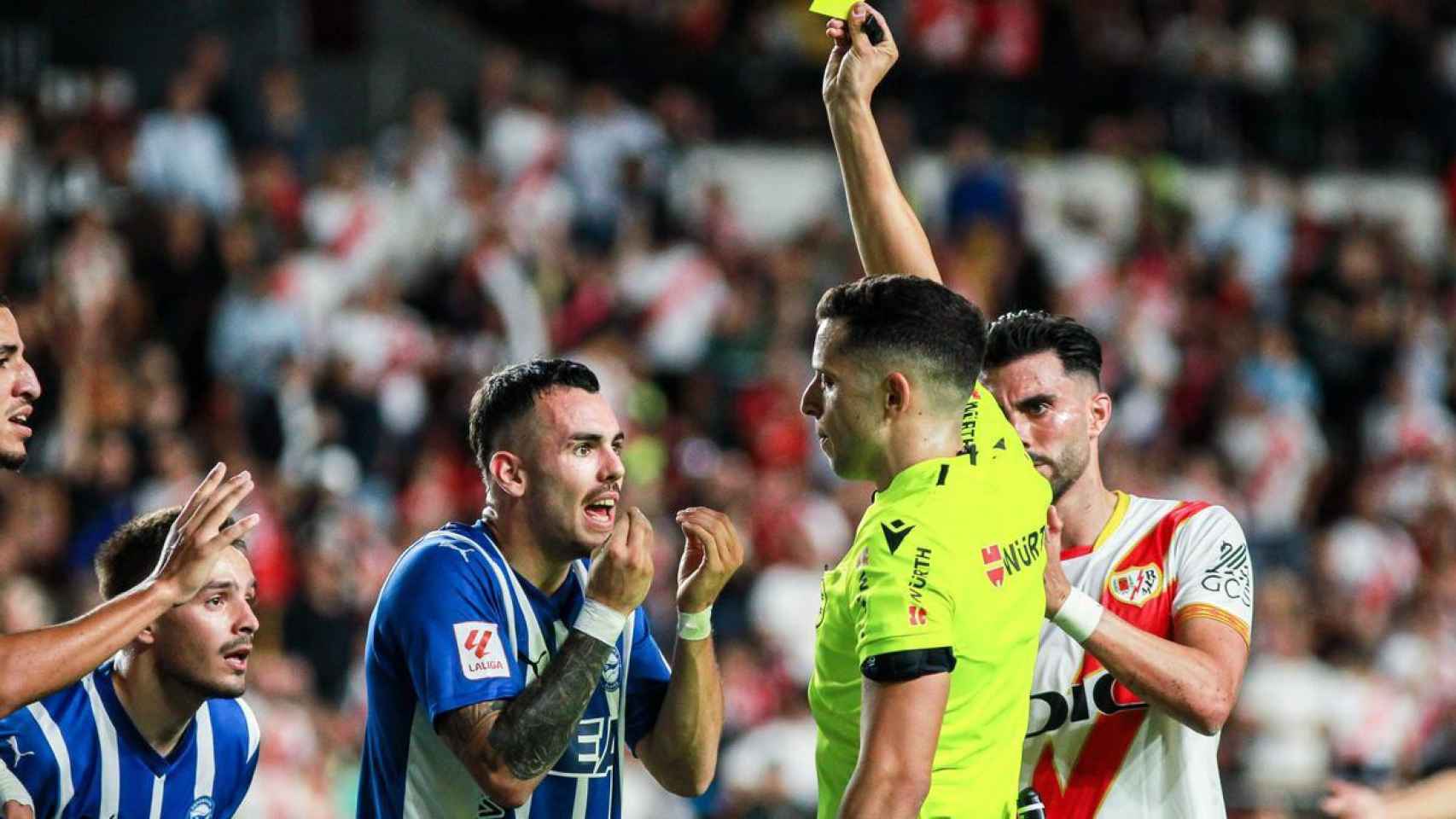 Álex Sola, del Alavés, ve una cartulina amarilla esta temporada ante el Rayo Vallecano.