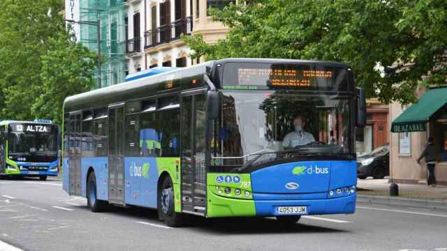 Un bus de Donostia circula por el centro.