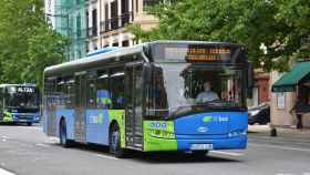 Un bus de Donostia circula por el centro.