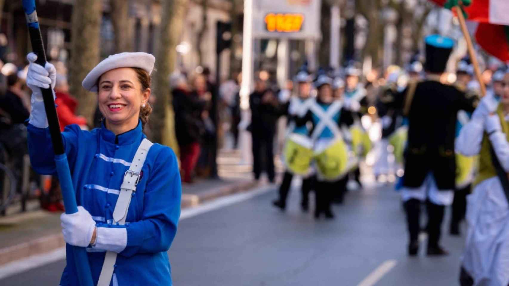 Una mujer celebra el Día de San Sebastián en la Tamborrada.