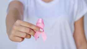Lazo rosa, símbolo internacional usado por personas, compañías y organizaciones que se comprometen a crear conciencia sobre el cáncer de mama / GETTY IMAGES