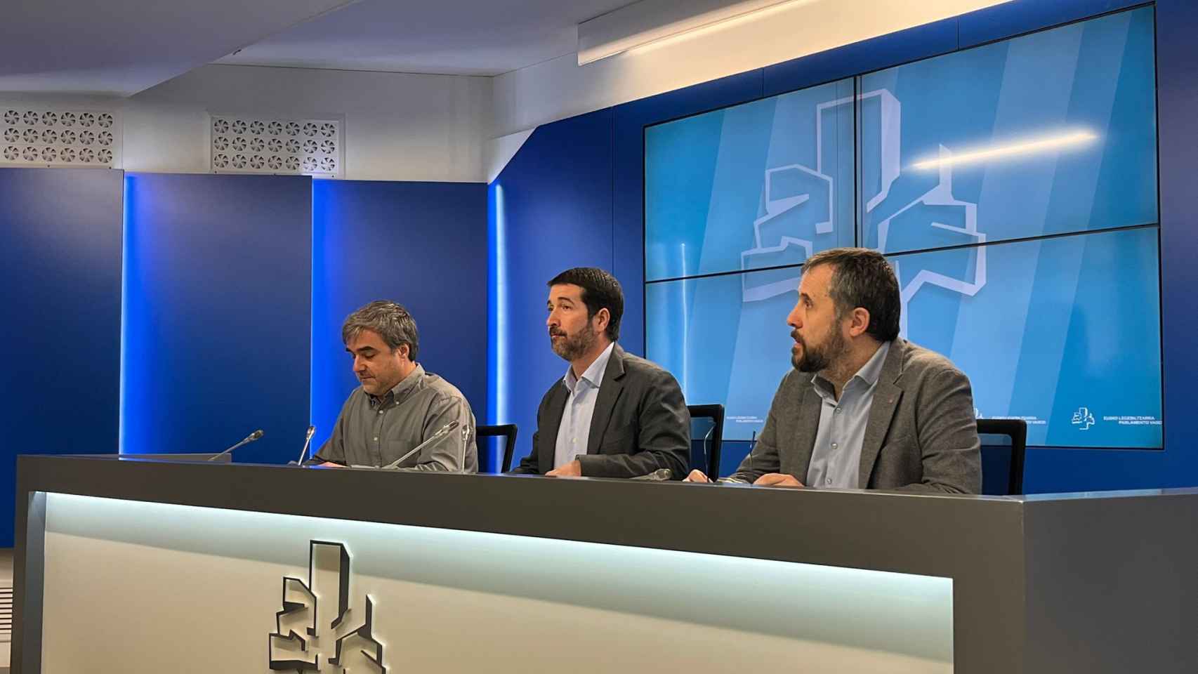 Los parlamentarios Mikel Otero (EH Bildu), Unai Grajales (PNV) y Alberto Alonso (PSE-EE) durante la presentación del acuerdo para la Ley de Cambio Climático y Transición Energética / CV