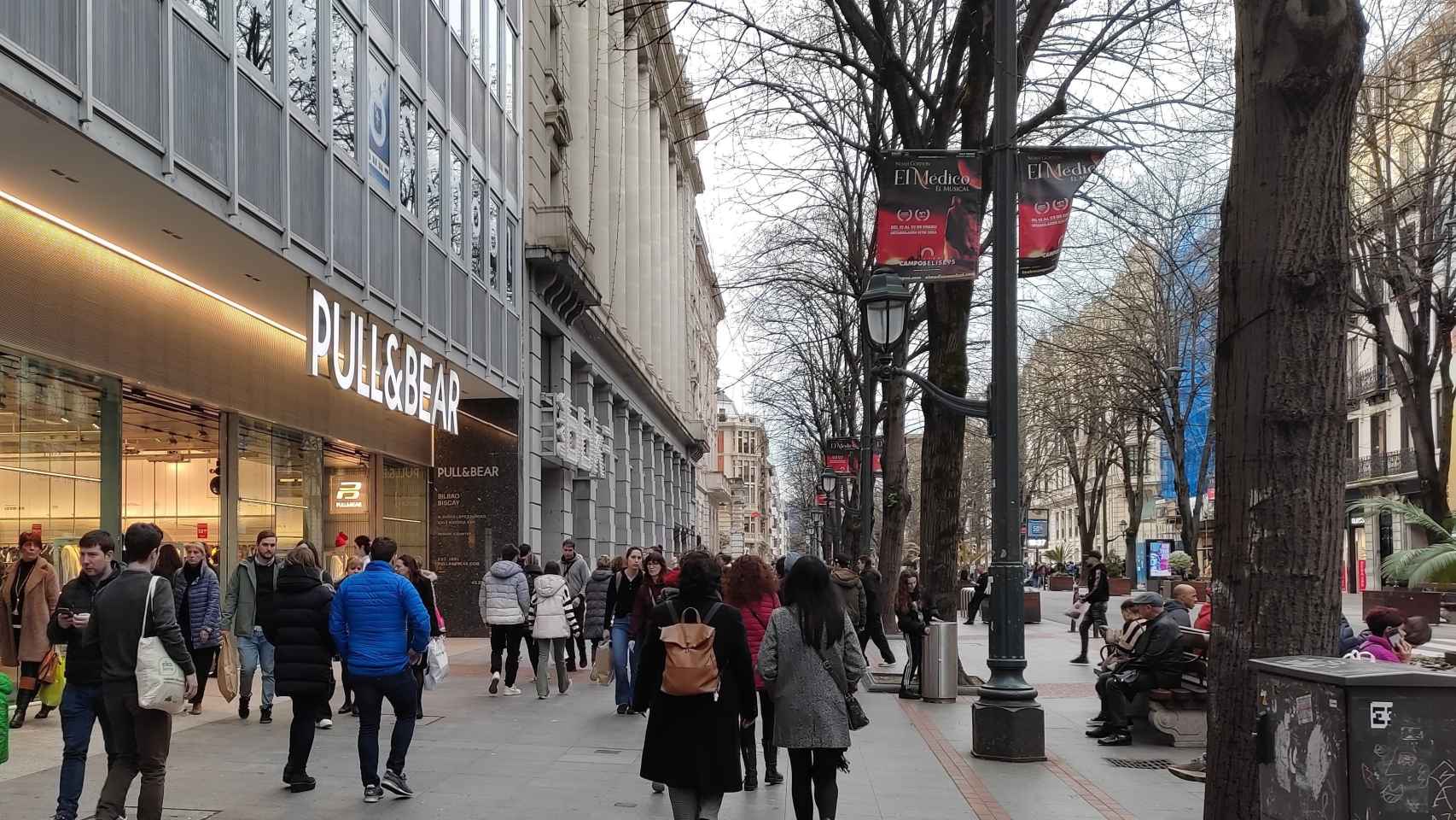 Consumidores en una zona comercial de Bilbao / EUROPA PRESS
