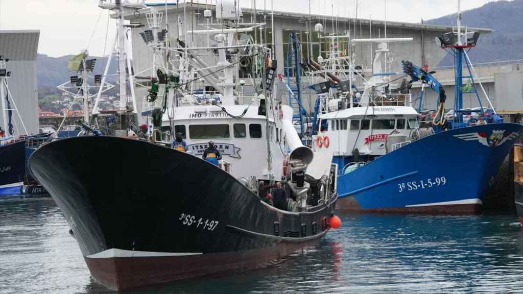 Los arrantzales vascos en el puerto.