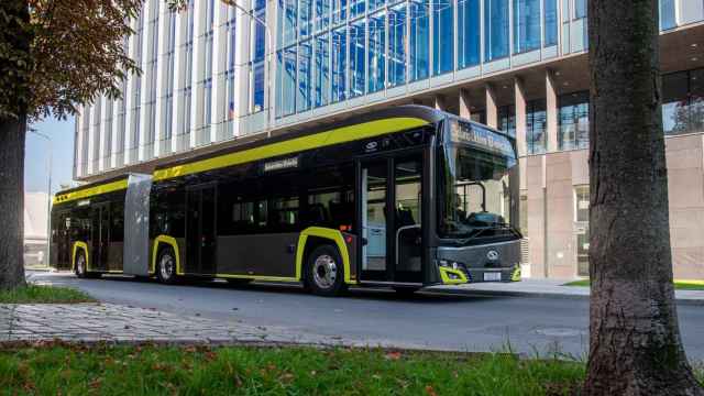 Autobús eléctrico articulado de Solaris, modelo Urbino,  de 18 metros de longitud.
