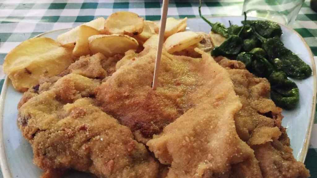 Este es el cachopo del restaurante que arrasa en Vitoria.