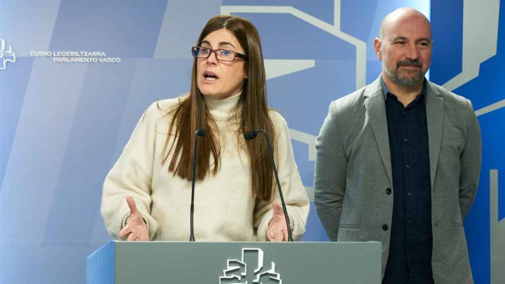 La portavoz de Elkarrekin Podemos-IU, Miren Gorrotxategi, durante una rueda de prensa en el Parlamento vasco /  L. Ricot - EFE