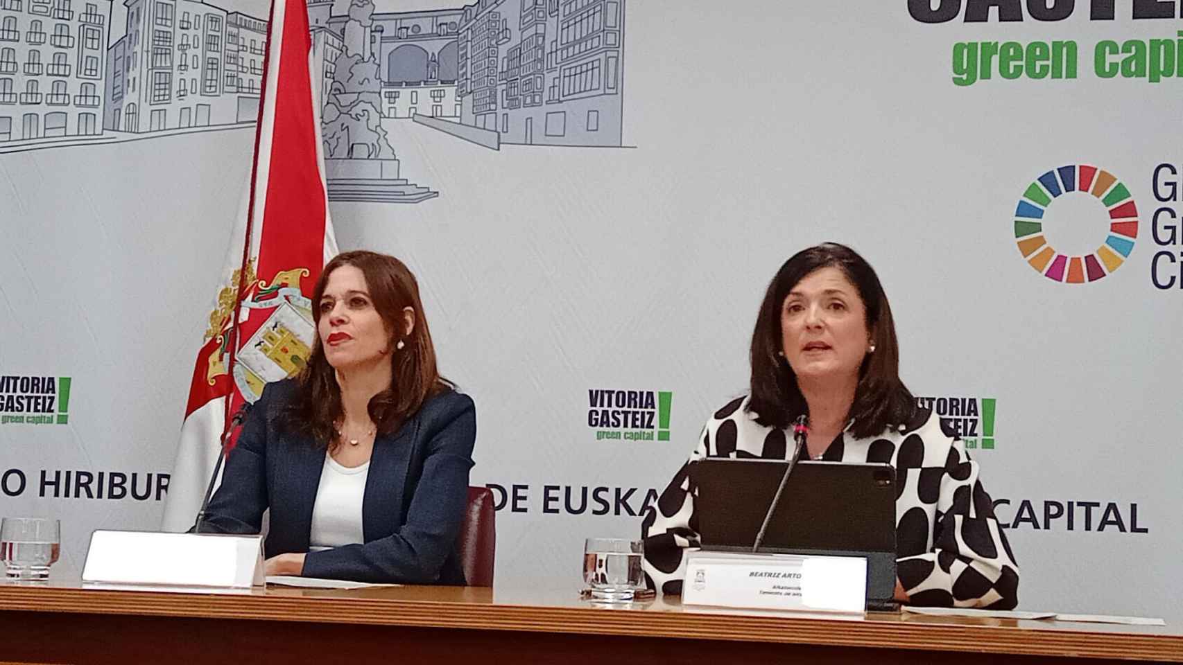 La alcaldesa de Vitoria, Maider Etxebarria y la teniente de alcalde, Beatriz Artolazabal / Europa Press