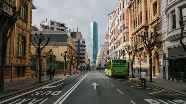 Un bus de Bizkaibus circula por una carretera de Bilbao.