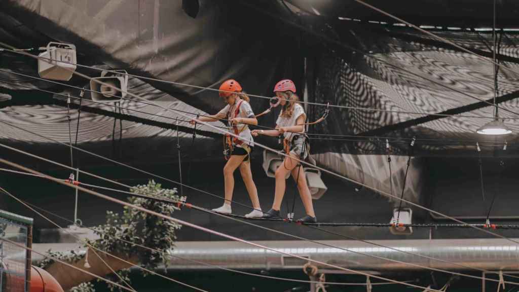 Dos niñas prueban la tirolina del parque Bizkaia Park Abentura.