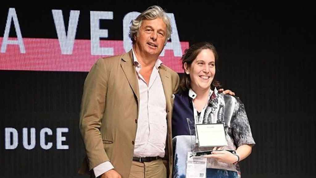 La diseñadora Maitane Vega recoge su premio en Milán.