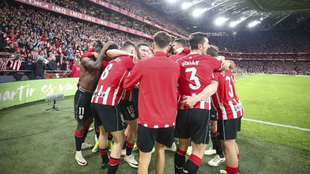 El Athletic Club celebra uno de los cuatro goles que endosó al Barcelona en Copa en San Mamés.