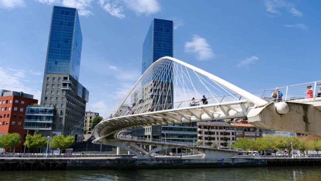 Las torres gemelas de Isozaki y el puente Zubizuri, en Bilbao.