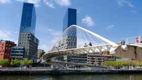 Las torres gemelas de Isozaki y el puente Zubizuri, en Bilbao.