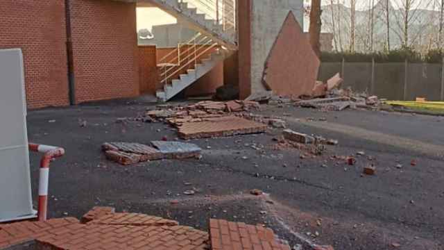 'Ertzainas en lucha' denuncia el derrumbe de una pared en la comisaría de Iurreta / X