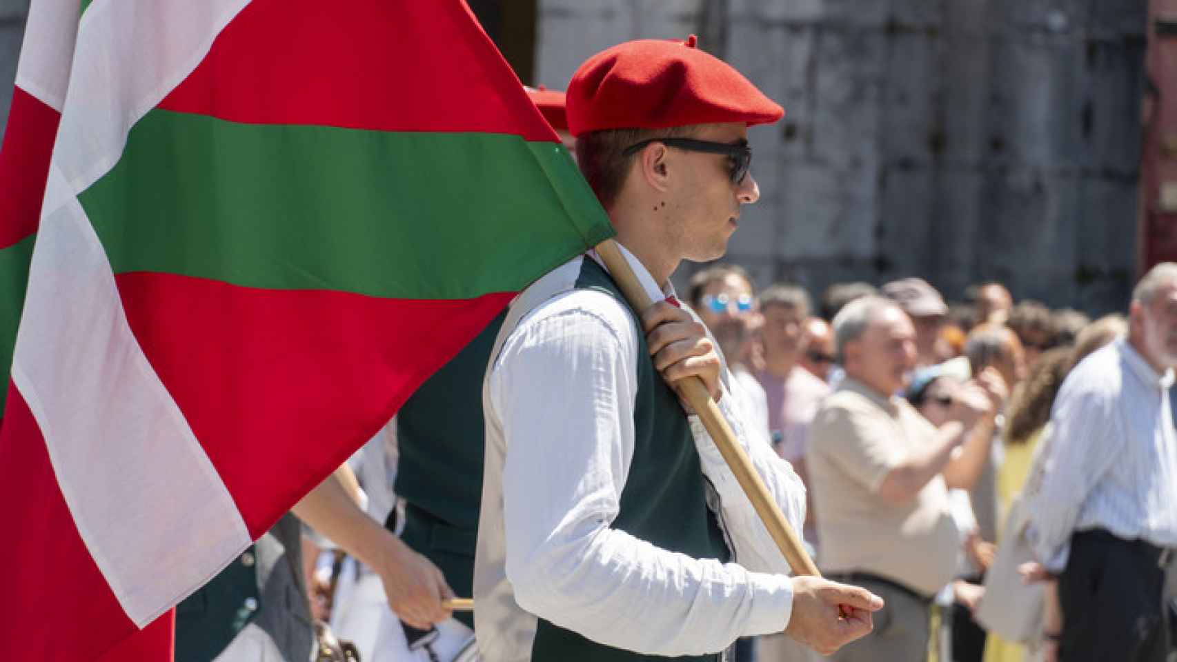 Un joven vasco porta la ikurriña.