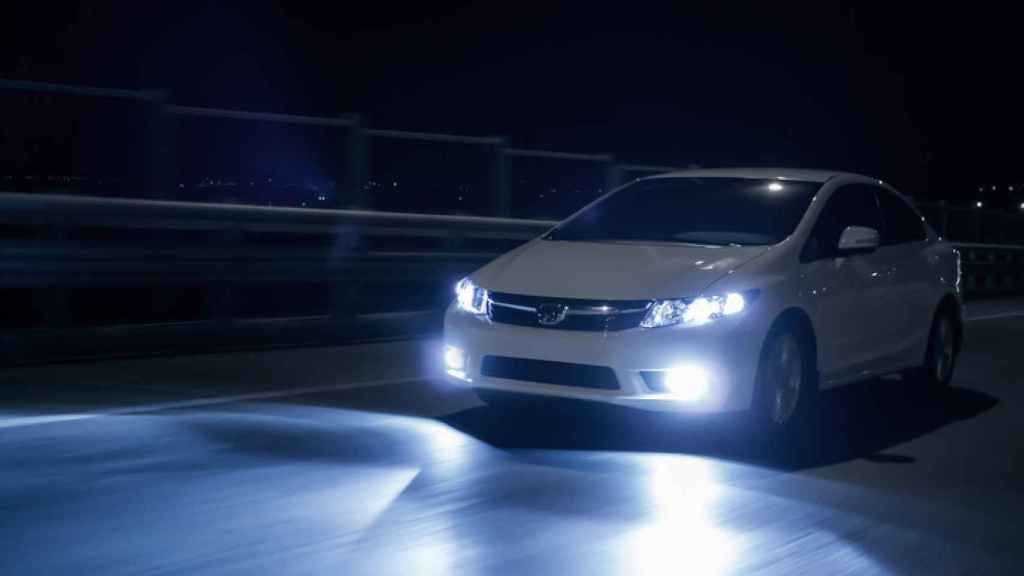 Un coche con faros de xenón.