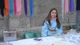 Una joven vende dulces típicos y cordones por el día de San Blas en Bilbao.