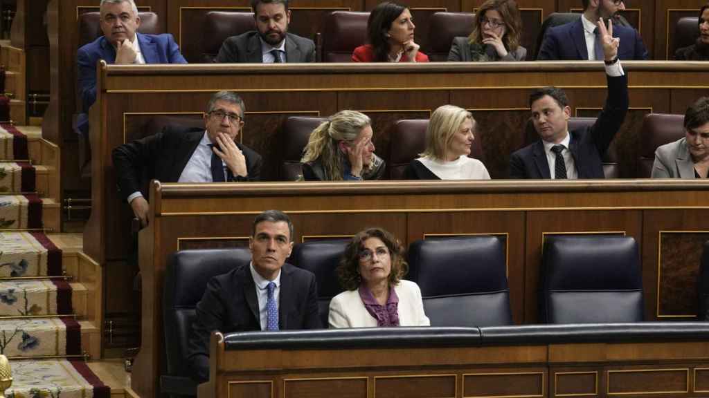 El presidente del Gobierno, Pedro Sánchez (i, primer término) y la vicepresidenta María Jesús Montero (2i, primer término), este martes en el pleno del Congreso de los Diputados en Madrid que debate la ley de amnistía / Borja Sánchez Trillo - EFE