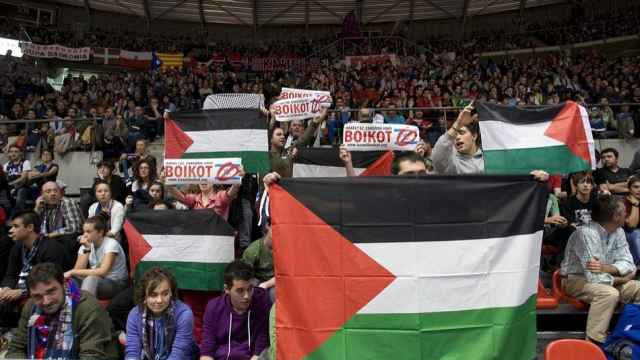 Banderas palestinas en la última visita del Maccabi a Vitoria-Gasteiz.