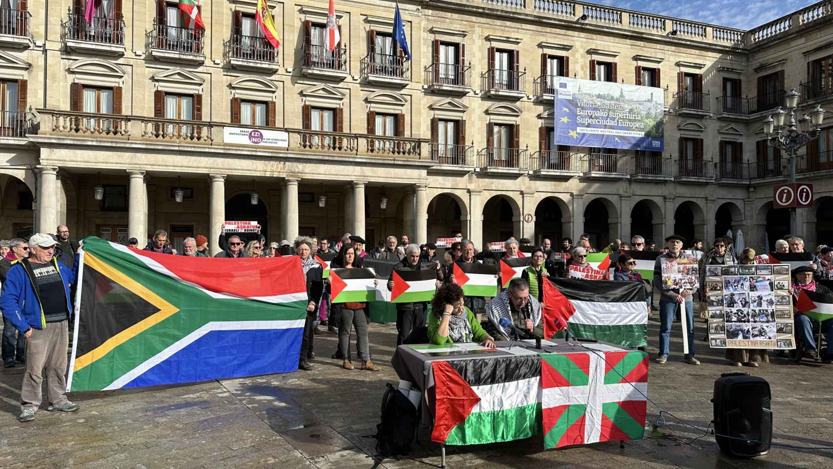 Rueda de prensa ofrecida este lunes por BDZ-Araba en la Plaza de España de Vitoria-Gasteiz.