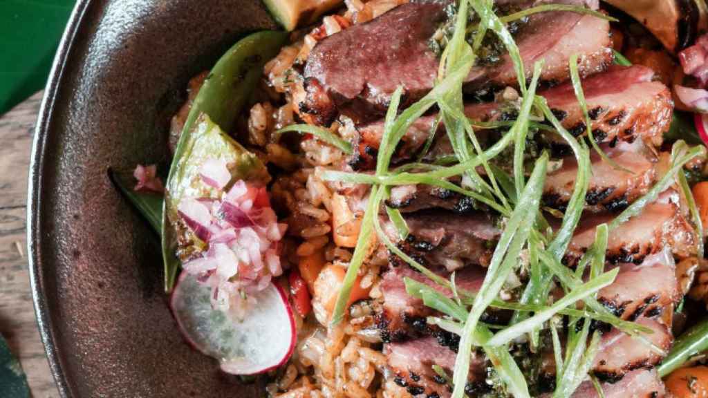 Salteado de arroz, magret de pato en chicha de jora y aguacate a la brasa de Balicana.