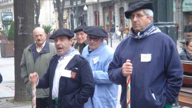 Unos hombres cantan por el día de Santa Águeda, en Bilbao.