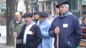 Unos hombres cantan por el día de Santa Águeda, en Bilbao.